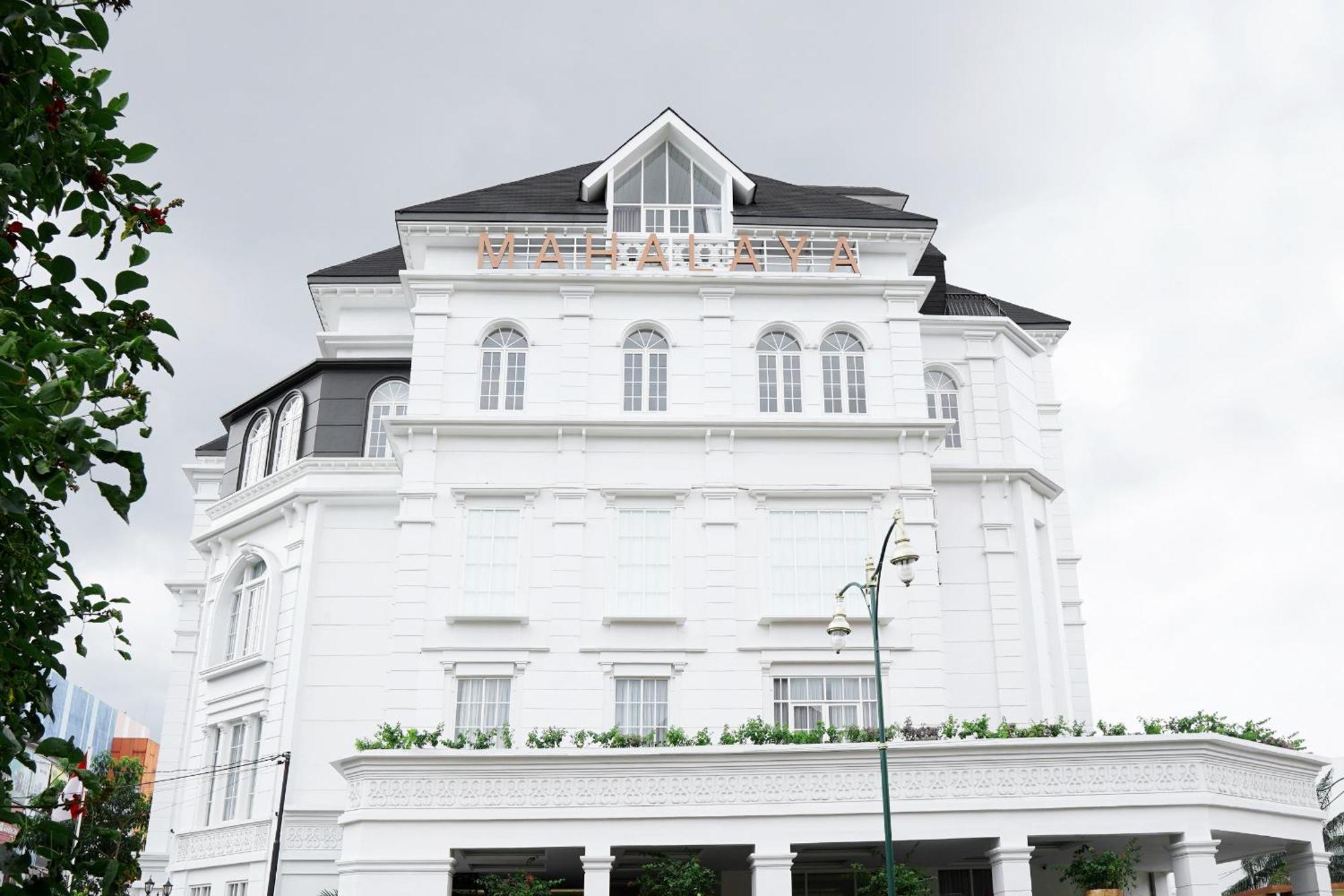 Mahalaya The Legacy Hotel スラカルタ エクステリア 写真